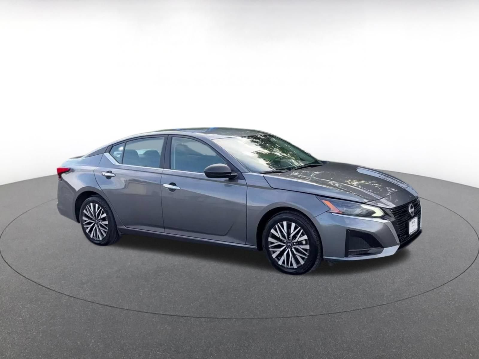 Used 2025 Nissan Altima 2.5 SV FWD image 2
