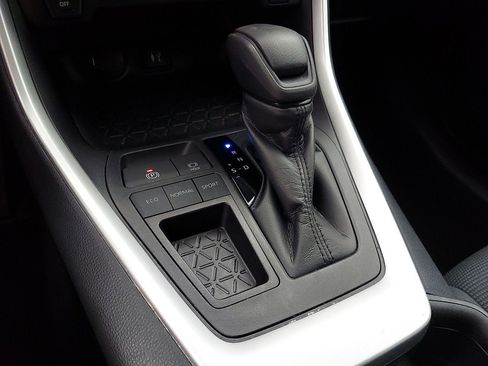 Used 2019 Toyota RAV4 LE w/ Carpet Mat Package FWD image 11