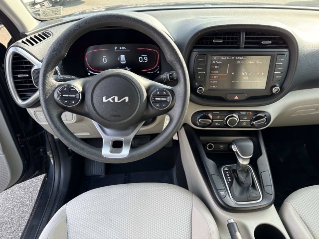Used 2025 Kia Soul LX w/ LX Technology Package FWD image 17