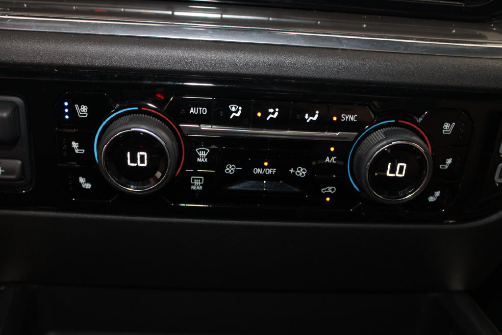 Used 2024 Chevrolet Silverado 1500 High Country w/ Technology Package AWD/4WD image 48