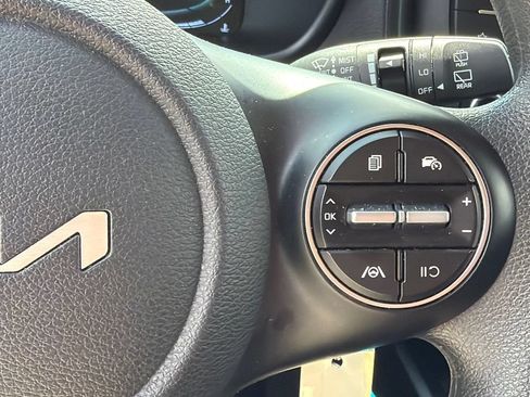 Used 2025 Kia Soul LX w/ LX Technology Package FWD image 25