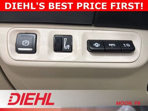 Used 2022 GMC Acadia Denali w/ Denali Ultimate Package AWD/4WD image 17