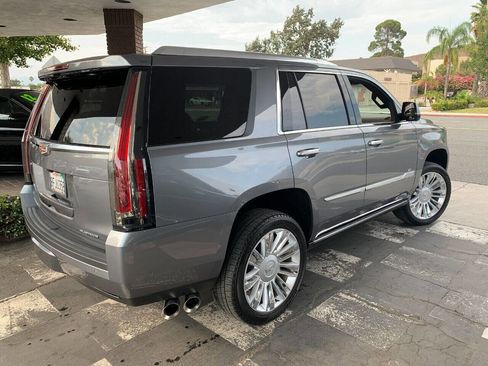 Used 2018 Cadillac Escalade Platinum RWD image 3
