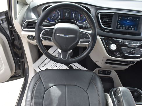 Used 2020 Chrysler Pacifica Touring-L image 16