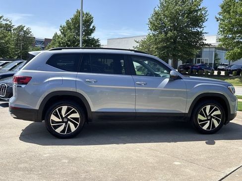 Used 2024 Volkswagen Atlas SE AWD/4WD image 2