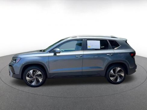 Used 2026 Volkswagen Taos SE AWD/4WD image 9