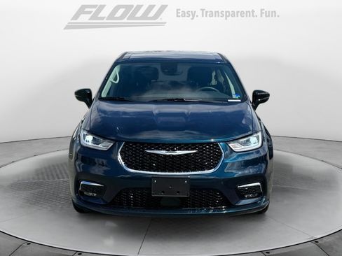 Used 2024 Chrysler Pacifica Touring-L FWD image 3