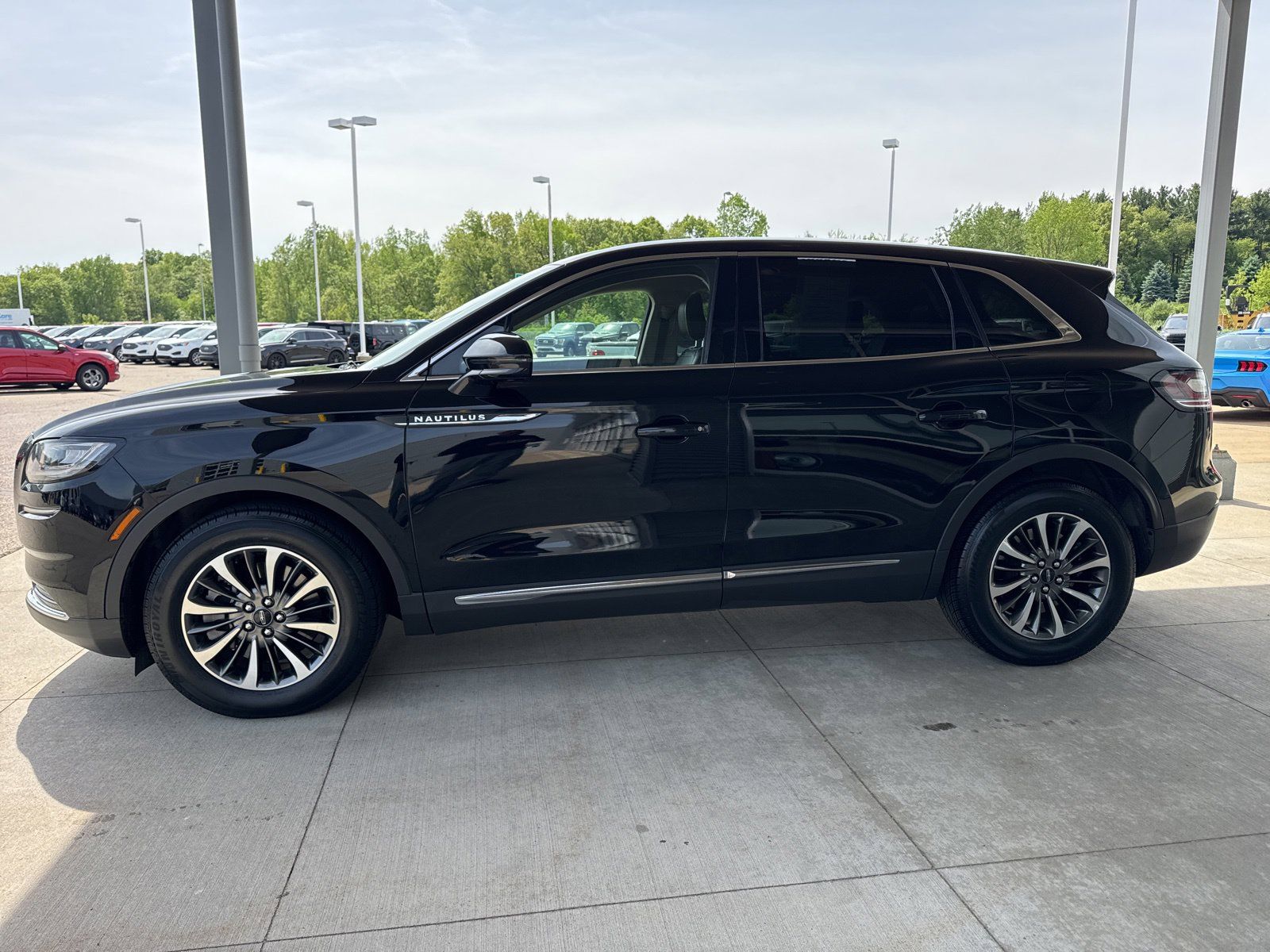 Used 2023 Lincoln Nautilus Reserve AWD/4WD image 3