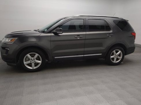 Used 2018 Ford Explorer XLT w/ Equipment Group 201A FWD image 2