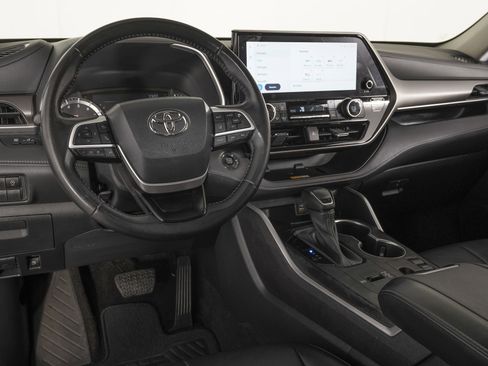 Used 2023 Toyota Highlander XLE FWD image 16