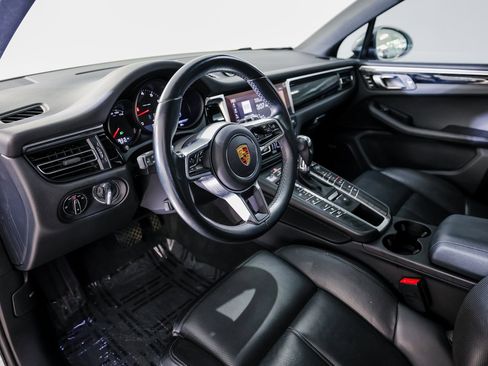 Certified 2021 Porsche Macan image 4