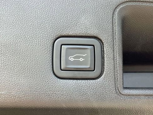 Used 2023 GMC Terrain SLE w/ Driver Convenience Package image 13