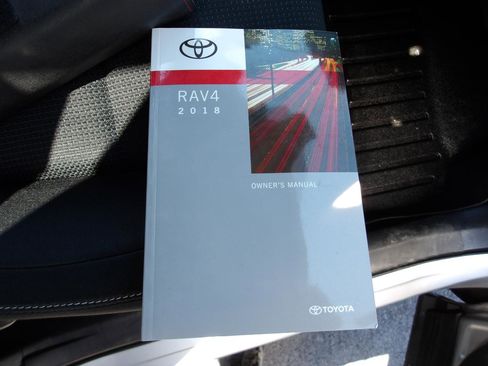Used 2018 Toyota RAV4 XLE AWD/4WD image 25