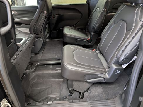 New 2026 Chrysler Pacifica Select image 9