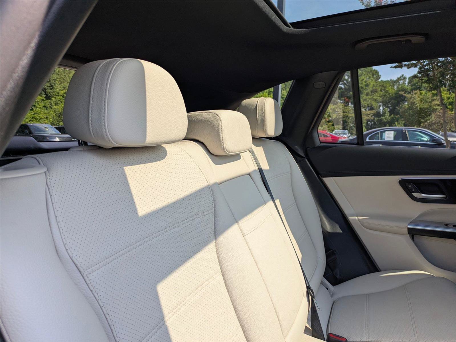 Used 2024 Mercedes-Benz GLC 300 4MATIC image 31