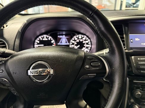 Used 2019 Nissan Pathfinder SV image 8