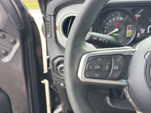Used 2025 Jeep Wrangler Unlimited Sahara AWD/4WD image 32