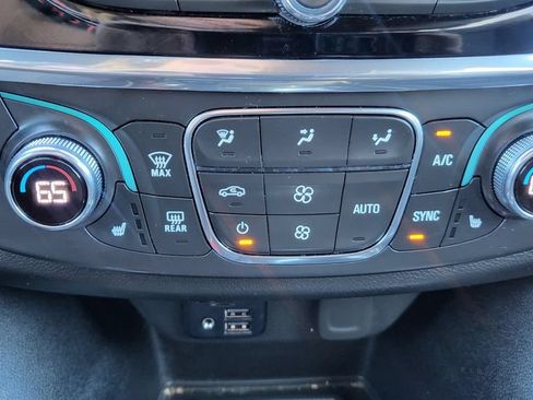 Used 2023 Chevrolet Traverse Premier FWD image 36