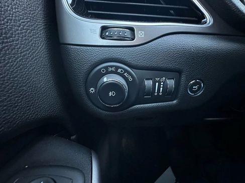 Used 2020 Jeep Cherokee Limited FWD image 19