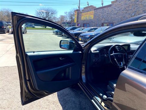 Used 2016 Volvo XC70 T5 Premier w/ Proximity Package image 32