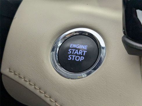 Used 2023 Toyota Highlander XLE FWD image 17