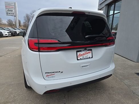 New 2026 Chrysler Pacifica Select w/ S Appearance Package FWD image 8