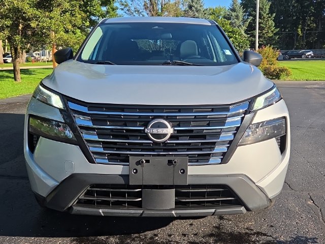 Used 2024 Nissan Rogue S AWD/4WD image 2