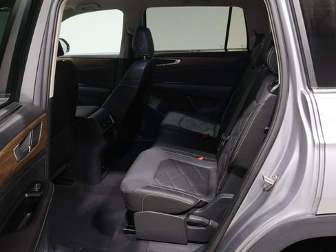 Used 2025 Volkswagen Atlas SE AWD/4WD image 18
