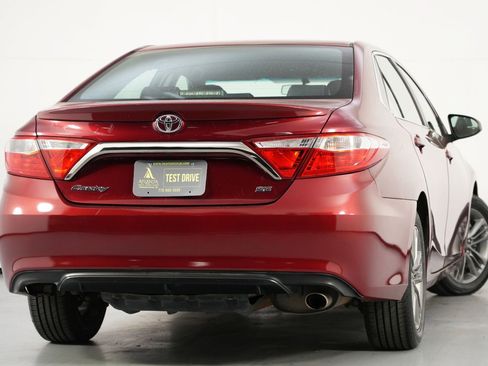 Used 2016 Toyota Camry SE image 4