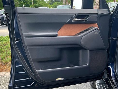 Used 2025 Lexus GX 550 w/ Accessory Package (2T) AWD/4WD image 22