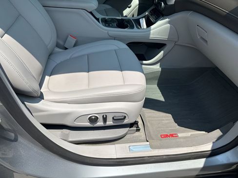 Used 2023 GMC Acadia SLT w/ Preferred Package image 17