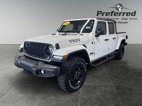 Used 2025 Jeep Gladiator Sport AWD/4WD image 11