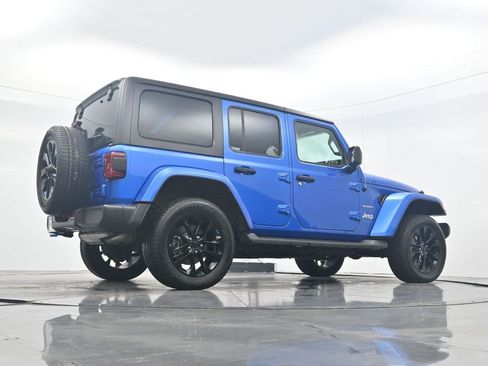 Used 2022 Jeep Wrangler Unlimited Sahara AWD/4WD image 29