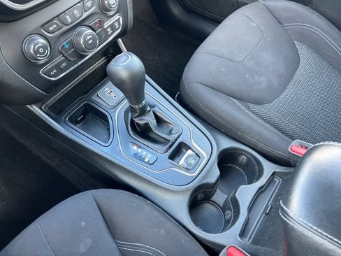 Used 2019 Jeep Cherokee Latitude w/ Popular Appearance Group FWD image 25