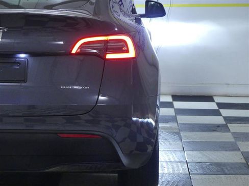 Used 2023 Tesla Model Y AWD image 29