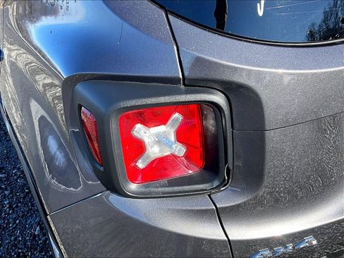 Used 2019 Jeep Renegade Latitude w/ Cold Weather Group image 29