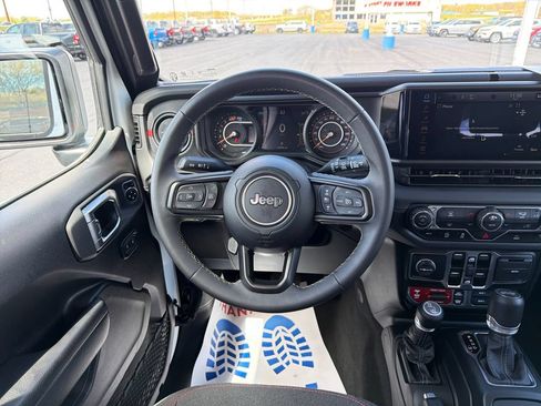 Used 2025 Jeep Wrangler Unlimited Rubicon AWD/4WD image 13