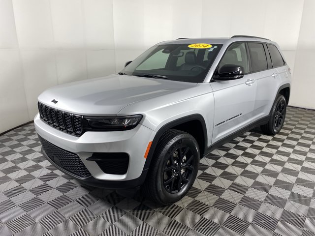 Used 2024 Jeep Grand Cherokee Altitude AWD/4WD image 11