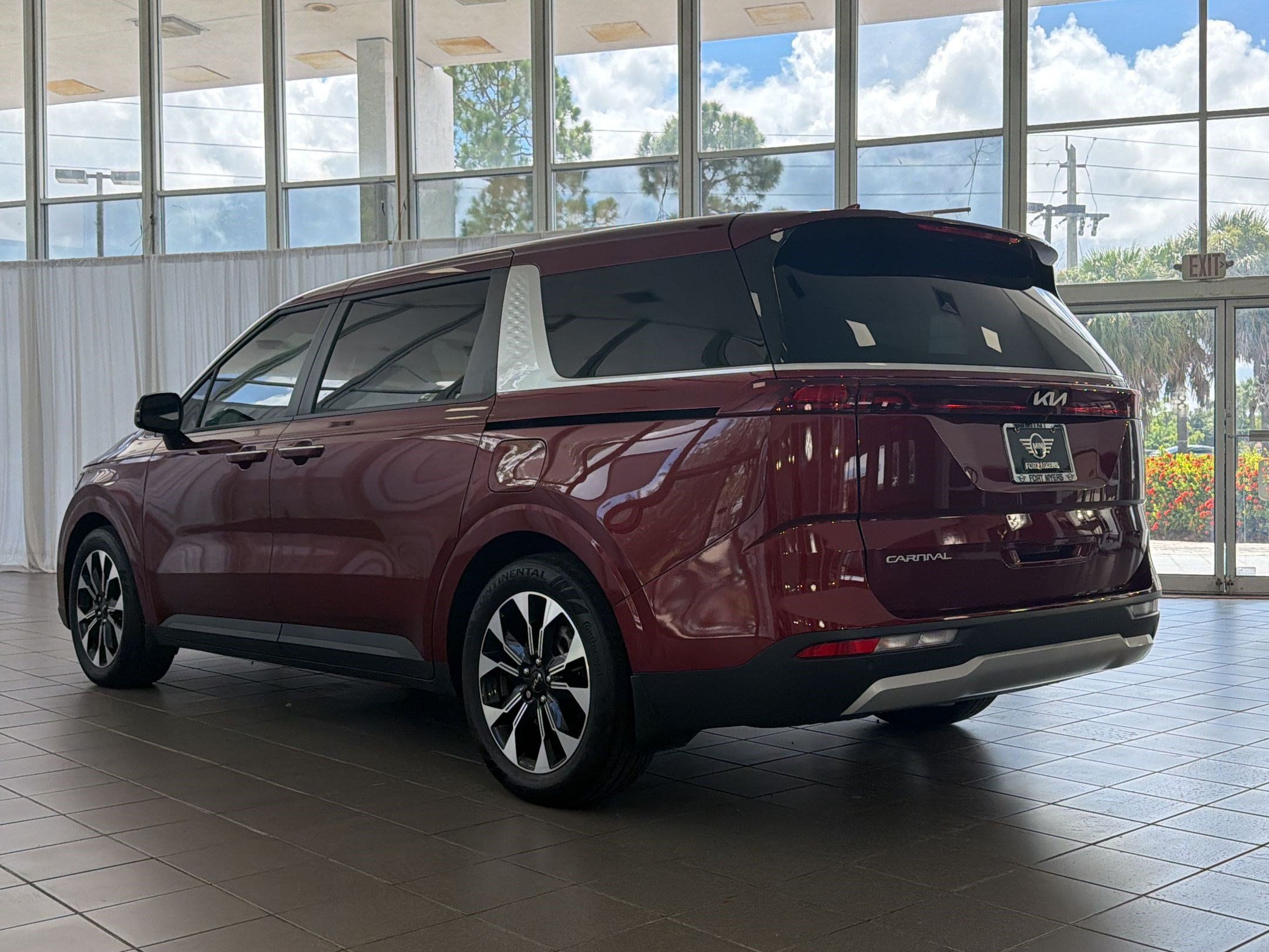 Used 2024 Kia Carnival EX FWD image 3