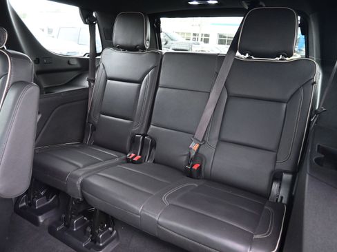 Used 2022 GMC Yukon SLT w/ SLT Premium Package image 11