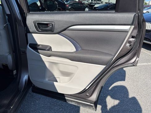 Used 2019 Toyota Highlander LE AWD/4WD image 34