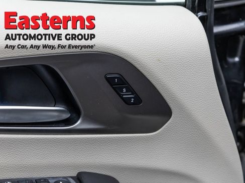 Used 2023 Chrysler Pacifica Touring-L FWD image 21