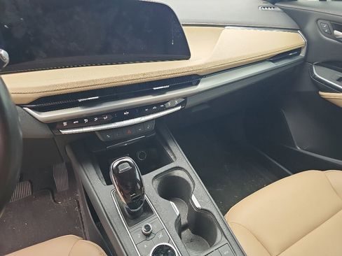 Used 2024 Cadillac XT4 Luxury w/ Cold Weather Package FWD image 17