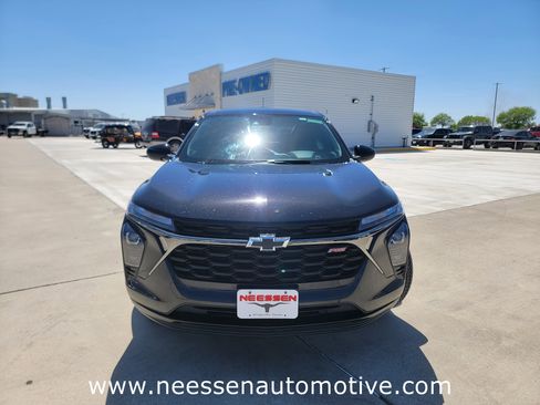 Used 2025 Chevrolet Trax RS w/ Driver Confidence Package image 2