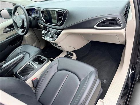 Used 2024 Chrysler Pacifica Select image 27