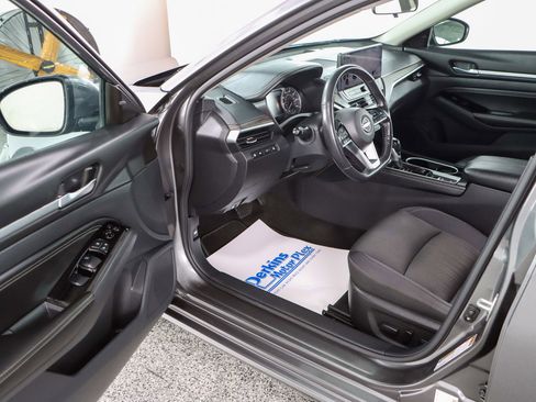 Used 2023 Nissan Altima 2.5 SV w/ SV Premium Package FWD image 3