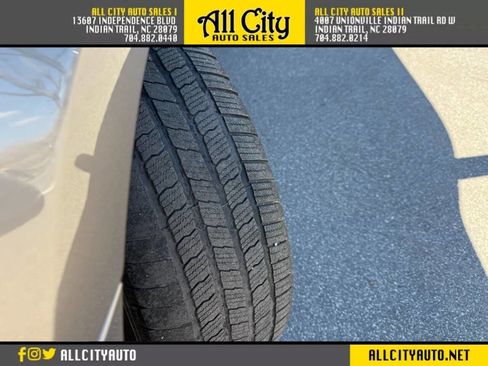 Used 2011 GMC Yukon XL SLT w/ SLT-2 Equipment Package RWD image 24