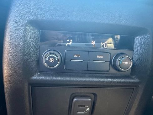 Used 2023 Chevrolet Traverse LT w/ Rear Camera Mirror Package AWD/4WD image 25