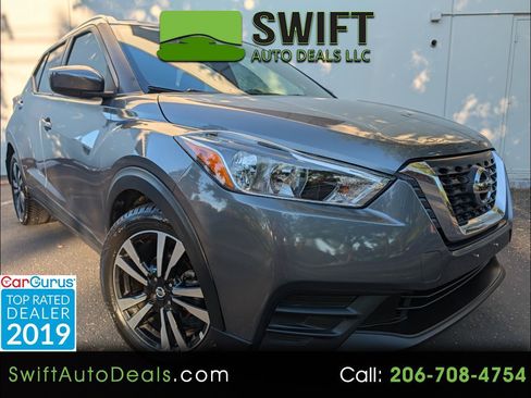Used 2018 Nissan Kicks SV FWD image 1