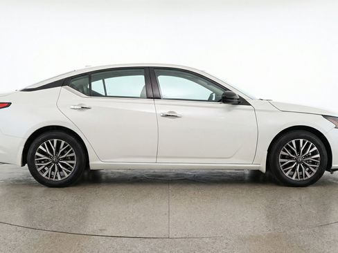 Used 2025 Nissan Altima 2.5 SV image 11